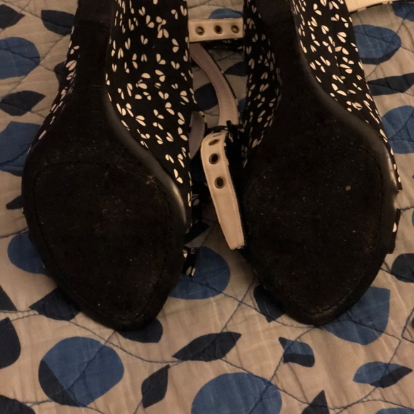 Black and white Louis Vuitton heels - Picture 5 of 6